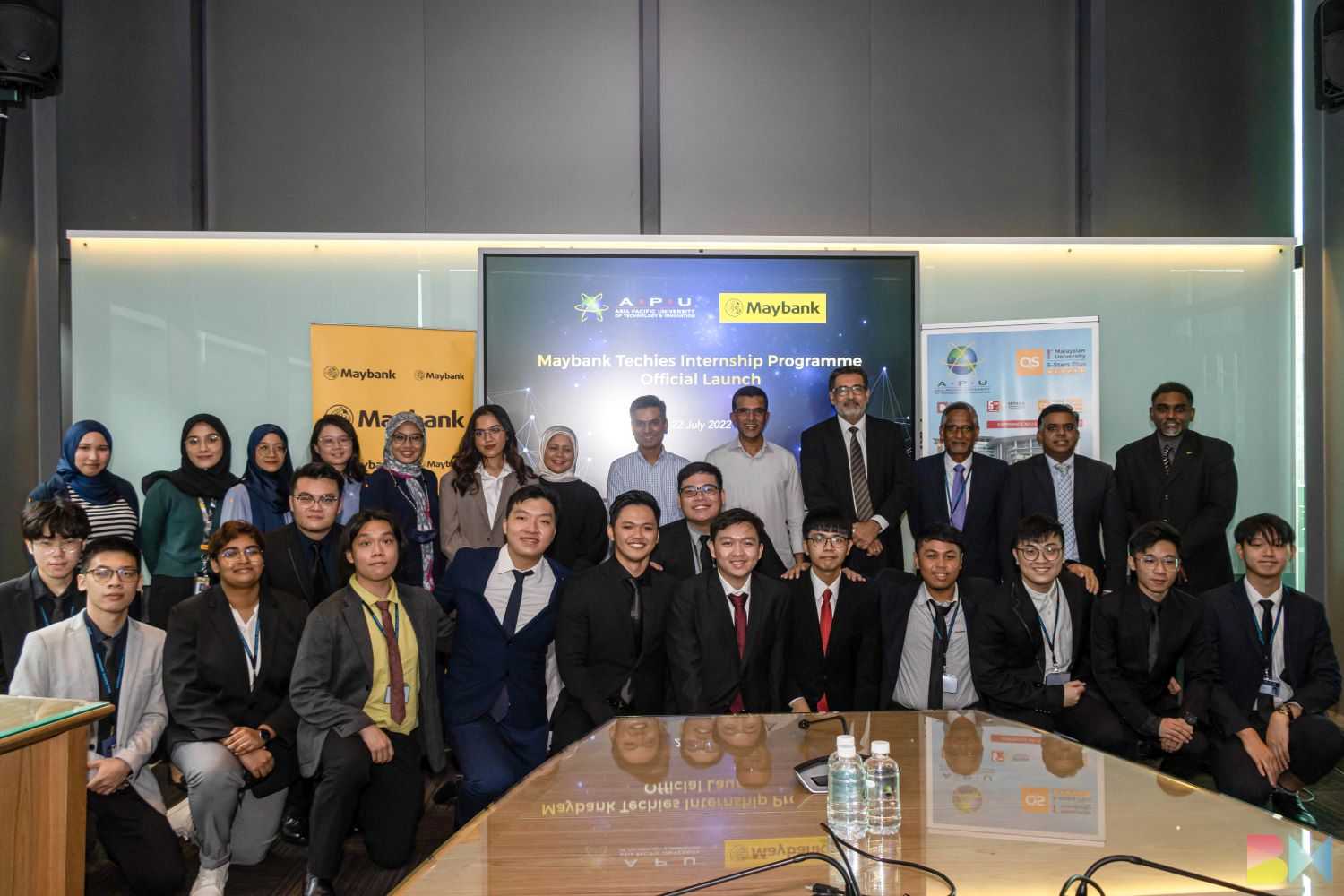 APU students of technology studies from APU take a group photo with the senior leadership of both institutions during the official launch ceremony. 